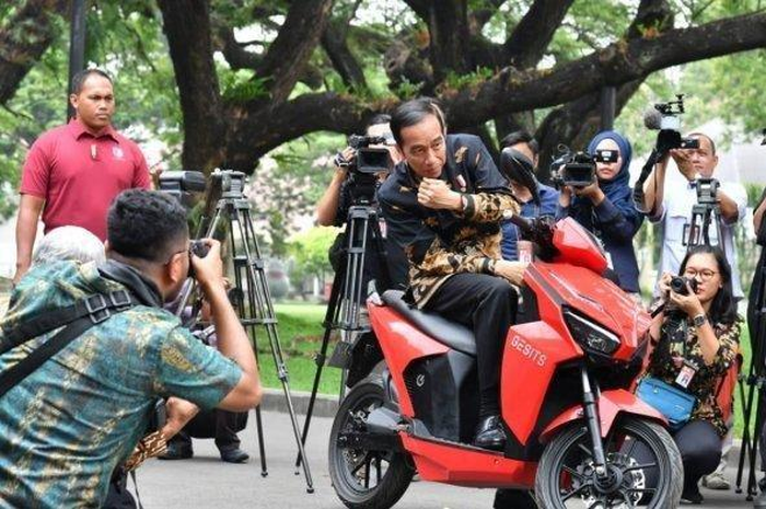 Presiden Jokowi sedang berpose diatas Motor Gesits