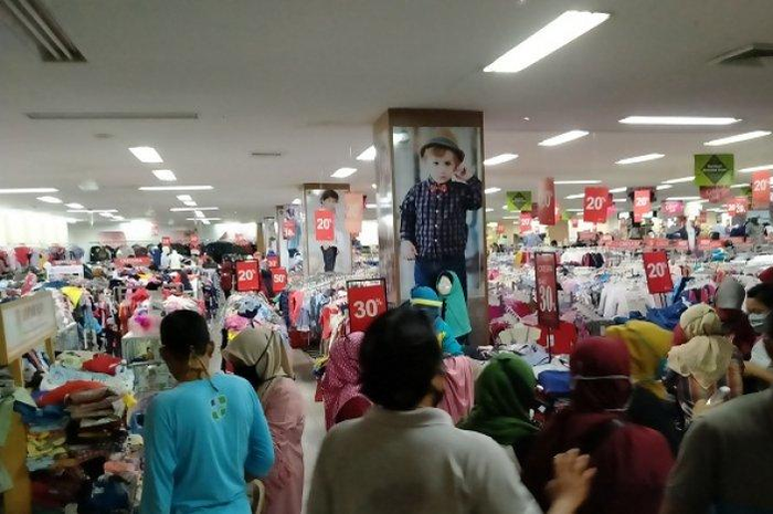 Bahagia Belanja Berdesak-desakan Langgar PSBB, Para Pembeli Kini Gigit Jari Usai Seorang Kasir di Pusat Perbelanjaan Medan Meninggal karena Positif Corona