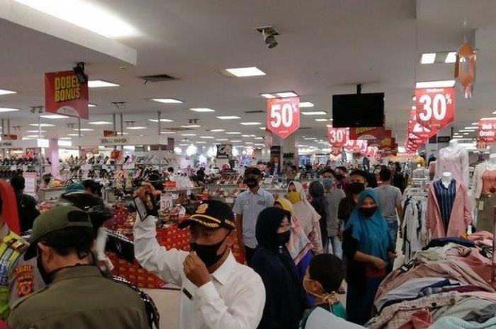 Nekat Geruduk Pusat Perbelanjaan di Tengah Pandemi Virus Corona, Para Pengunjung Mall Ini Mendadak Ketar Ketir Usai Salah Satu Petugas Kasir Dinyatakan Positif Covid-19