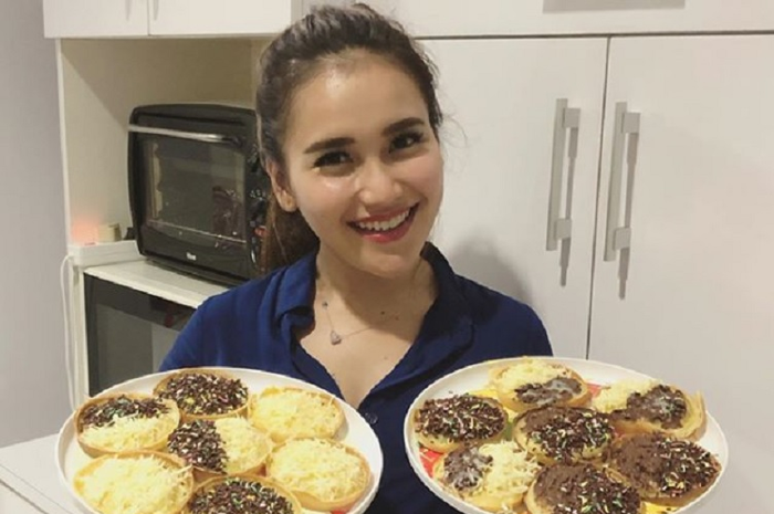 Ayu Ting Ting saat memasak kue.