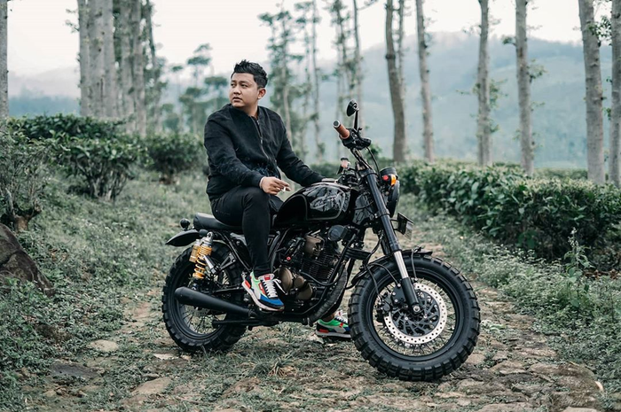 Denny Caknan naik motor custom aliran scrambler di video klip lagu terbarunya.