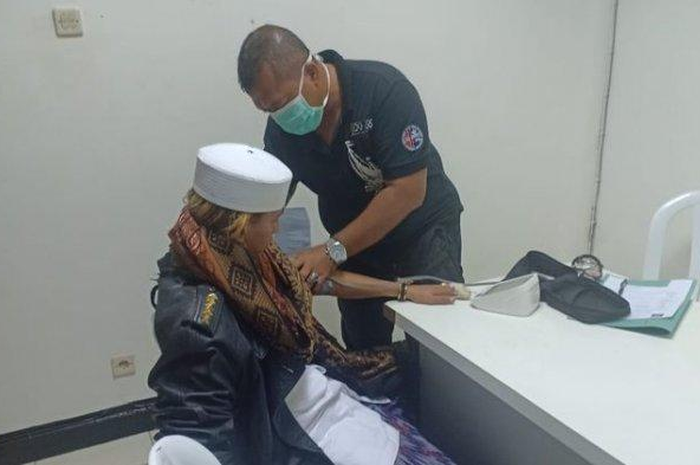 Terpidana kasus penganiayaan, Bahar bin Smith, diperiksa kesehatannya sebelum ditahan di Lapas Kelas IIA Gunung Sindur, Bogor, Selasa (19/5/2020). 
