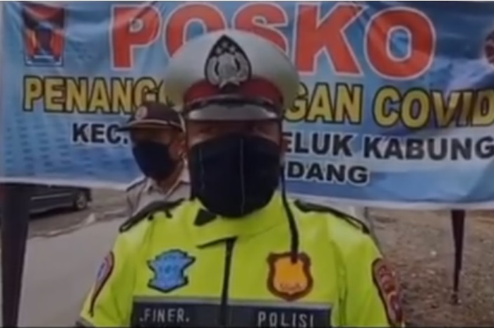 Polisi penjaga poski PSBB menangis  