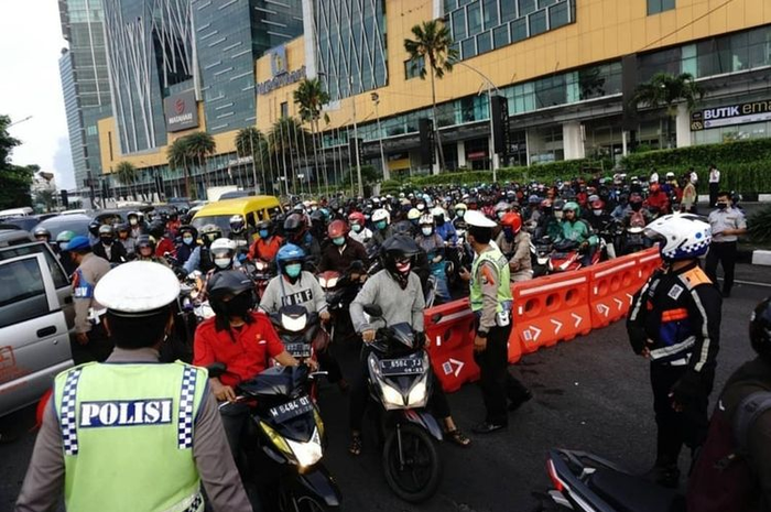 Kemacetan di hari pertama PSBB Surabaya