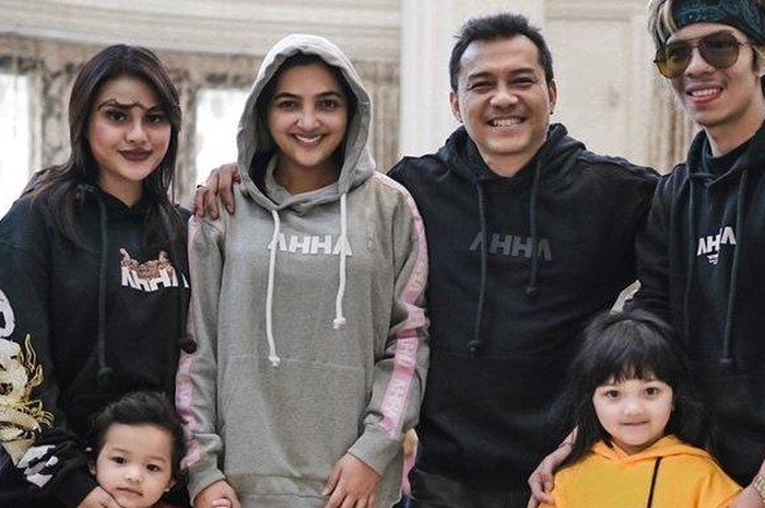 Atta Halilintar dan Aurel Hermansyah bersama keluarga Anang Hermansyah - Ashanty