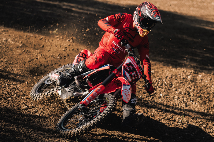 Marc Marquez udah kebelet dua bulan gak ngegas motor. Sekalinya ngegas sirkuit El Bosquet diacak-acak Marc dan Alex Marquez pakai motor motocross. Keduanya kompak bilang We Ride Again