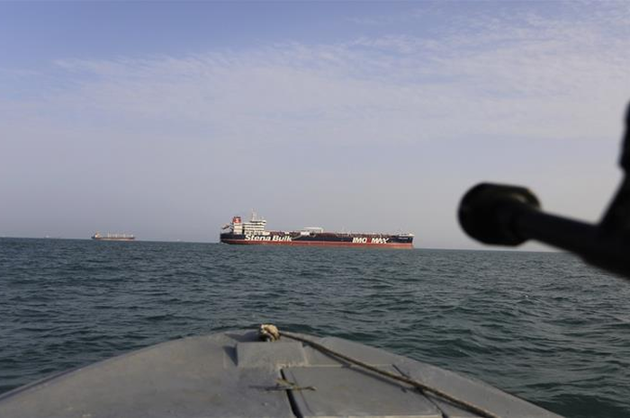 Venezuela, negara dengan cadangan minyak terbesar di dunia, kini tengah mati-matian mengimpor minyak dari Iran.