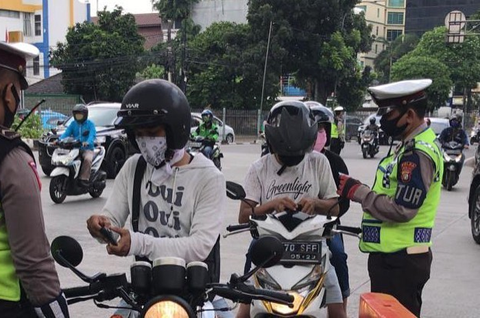 Pemeriksaan berkas di posko check point Jakarta, bila ketahuan masa berlaku SIM sudah mati maka Polisi tidak akan melakukan penilangan
