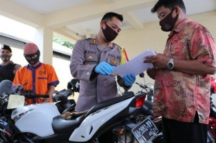 Kawasaki Ninja korban COD sedang dicek AKBP Rudy Cahya Kurniawan Kapolres Kebumen