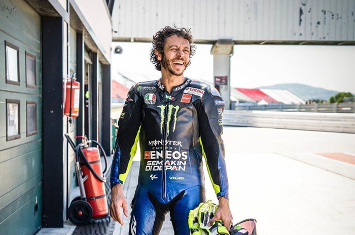 Gagal finis gara-gara motornya mogok di MotoGP Eropa 2020, pembalap tim Monster Energy Yamaha, Valentino Rossi malah tertawa.