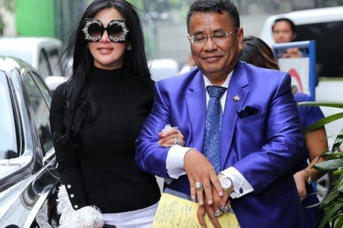 Tim Syahrini dan pengacara kondang Hotman Paris.
