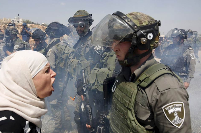 Illustrasi warga Palestina dan tentara Israel
