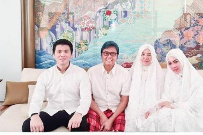 Syahrini bersama orang tua Reino Barack