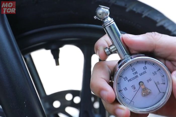 Ilustrasi pengisian angin ban motor. Begini efek bahaya campur angin biasa dan nitrogen.
