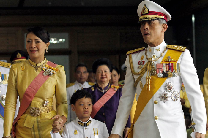 Pangeran Dipangkorn dengan keluarga kerajaan Thailand.