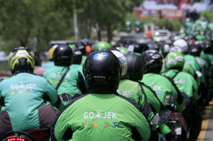 Ilustrasi tukang ojek. Mendagri izinkan ojek online dan pangkalan angkut penumpang, begini faktanya.