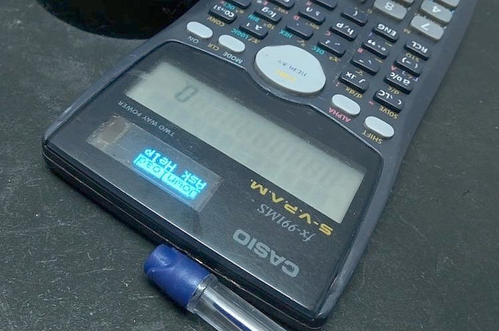 Kalkulator lawas Casio yang dioprek menjadi kalkulator pintar. 