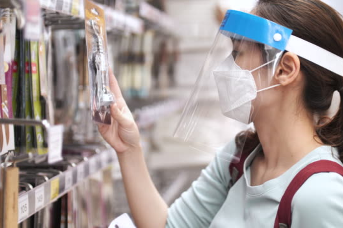 Ilustrasi pemakaian masker dan face shield menjelang new normal