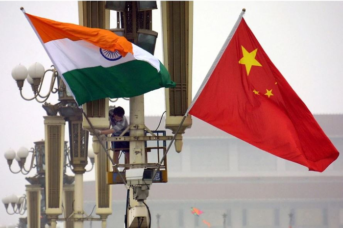 Bendera India dan Cina terlihat di Beijing. Pasukan di sepanjang perbatasan bersama telah terkunci dalam ketegangan selama hampir sebulan, dengan menteri pertahanan India Rajnath Singh pada hari Minggu mengakui ketegangan. 