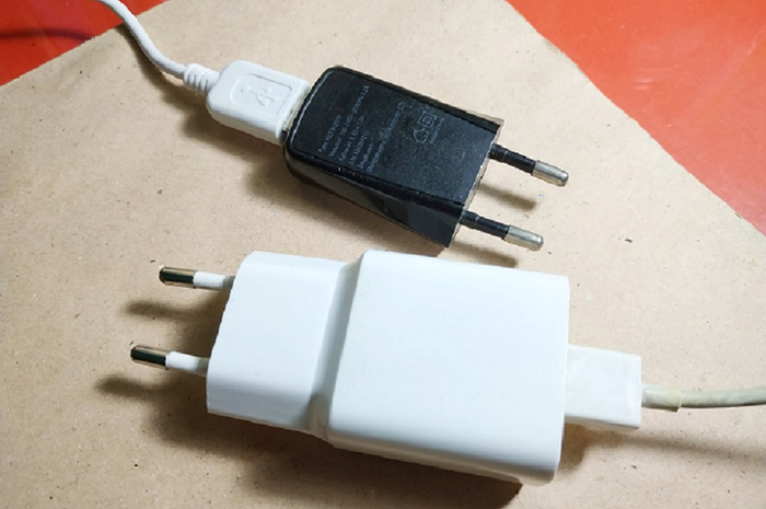 ILUSTRASI adaptor charger atau biasa disebut kepala charger