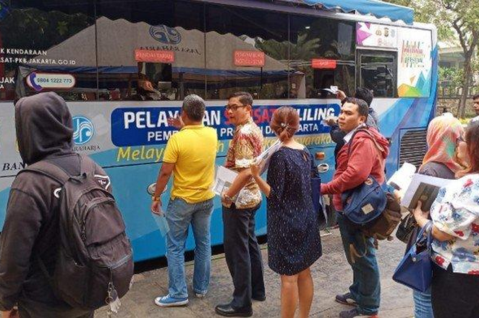 Ilustrasi membayar pajak kendaraan bermotor di  Samsat Keliling, Memudah dalam pembayaran pajak motor, ini layanan Samsat keliling Jadetabek 5 Juni 2021 tapi Jakarta gak buka.