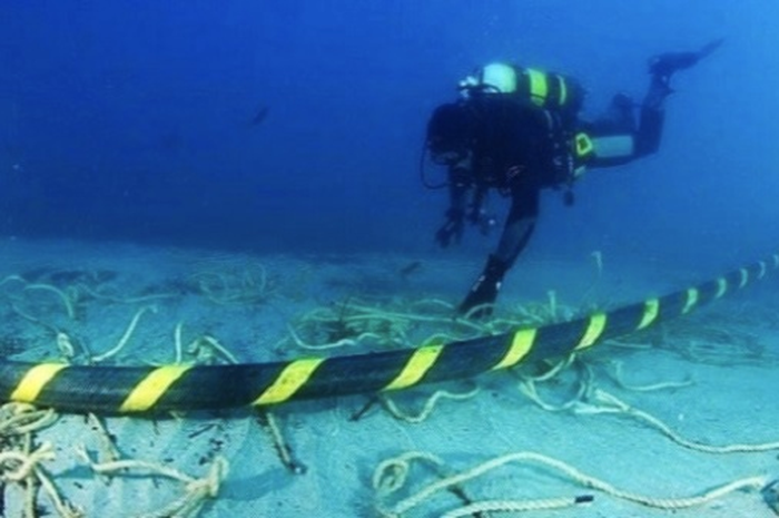 Ilustrasi penempatan kabel fiber optic bawah laut