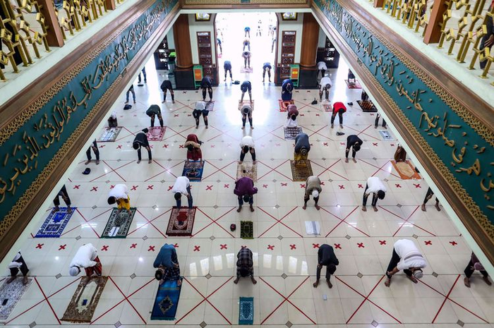 Ilustrasi shalat Jum'at Shalat Jumat digelar dengan protokol ketat pencegahan Covid-19 dan hanya diikuti terbatas oleh warga yang bermukim di sekitar masjid  