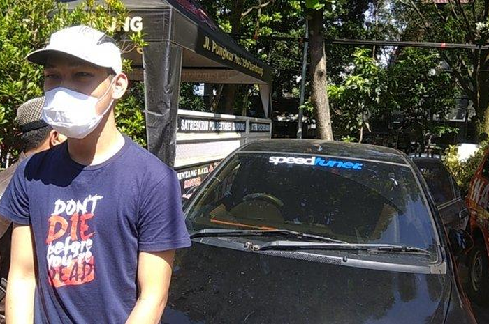 Ferdian Paleka dan dua rekannya telah keluar dari Gedung Satreskrim Polrestabes Bandung pada Kamis (04/06/2020), usai ditahan sejak 8 Mei 2020 lalu