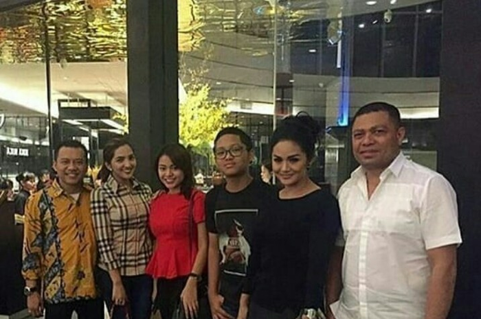 Kebersamaan Aurel Hermansyah dan Azriel Hermansyah bersama Krisdayanti dan Raul Lemos