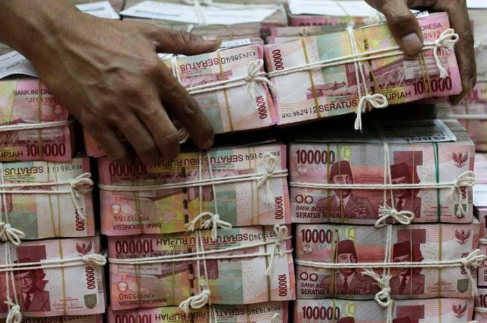 Pihak keamanan mengatakan jika pencuri diyakini memiliki ukuran tubuh yang kecil agar muat melewati lubang pada jendela.