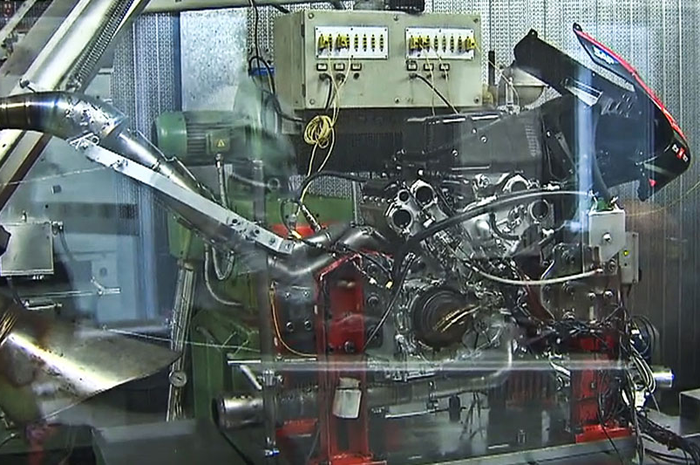 Pengukuran power dan torsi lewat crankshaft dyno.