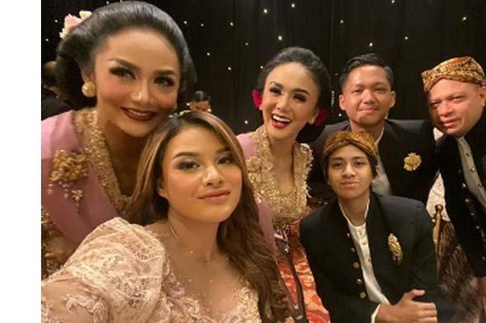 Azriel dan Aurel Hermansyah bareng Krisdayanti, Raul Lemos, Yuni Shara dan sepupunya