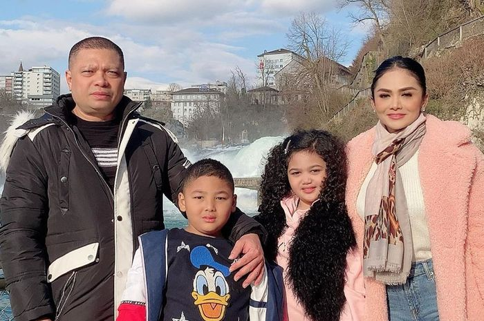  Krisdayanti dan Raul Lemos bersama Anak-anak mereka
