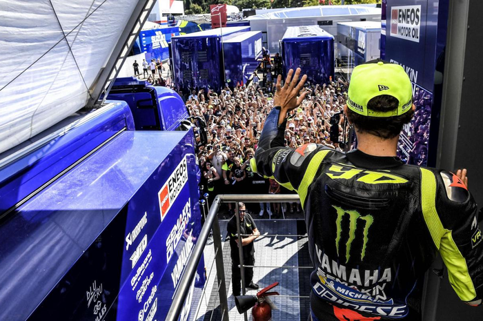 Valentino Rossi menyapa fans-nya di MotoGP