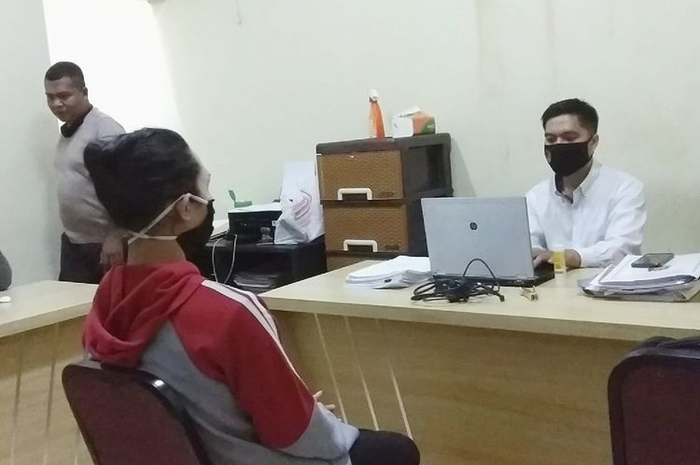 Terduga pelaku Mit (berjaket merah) pengantin perempuan yang belakangan diketahui seorang laki-laki saat diperiksa Reskrimum Polres Lombok Barat 