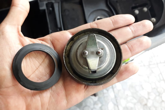 Selalu ganti dengan karet tutup tangki bawaan pabrik
