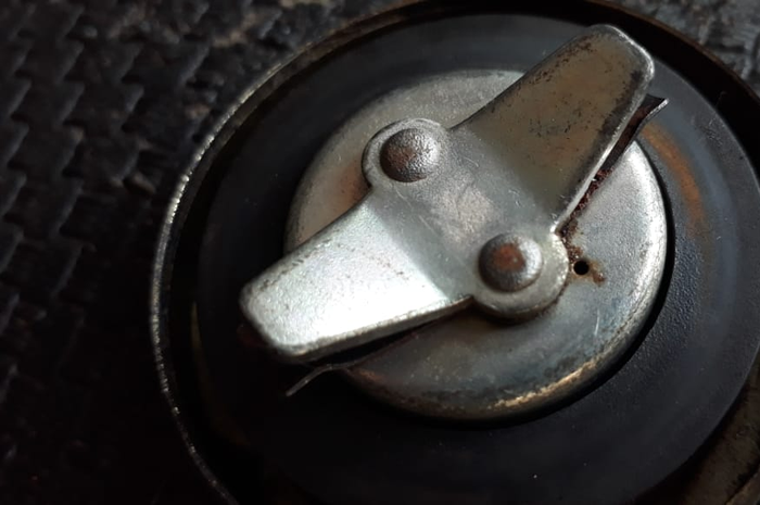 Pada tutup tangki terdapat lubang kecil. Segera Ganti Karet Tutup Tangki Motor yang Sudah Rusak, Kalau Enggak Bisa Keluar Duit Banyak!