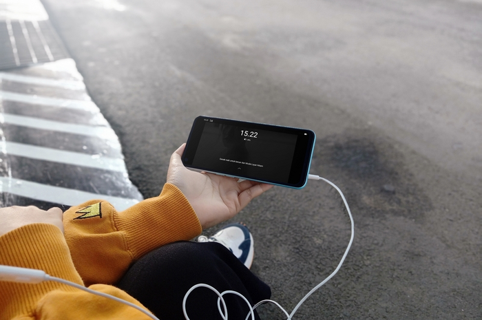 Ilustrasi mendengarkan musik dari smartphone 