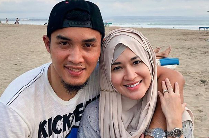 Okie Agustina dan suami