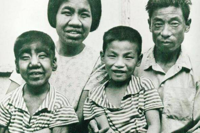 Fotonya bersama dengan orang tuanya pada masa kecil.