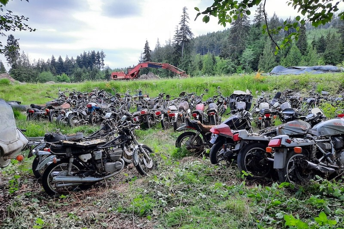 Ratusan motor terparkir gak terawat, ternyata dijual.