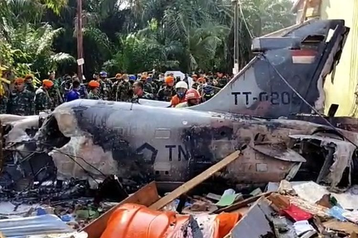 Bidik layar video amatir jatuhnya pesawat tempur TNI AU. Pesawat diketahui sebagai BAE Hawk 209 dengan nomor registrasi TT-0209. 