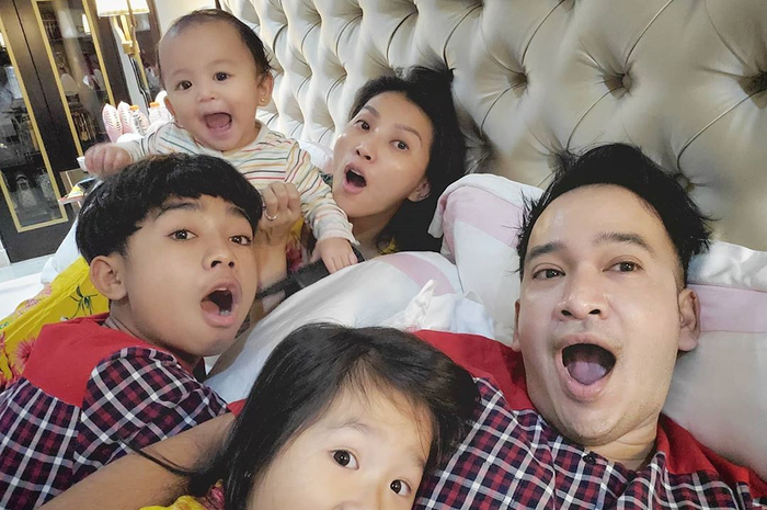 Foto kompaknya Ruben Onsu dan Sarwendah dalam mengurus anak.