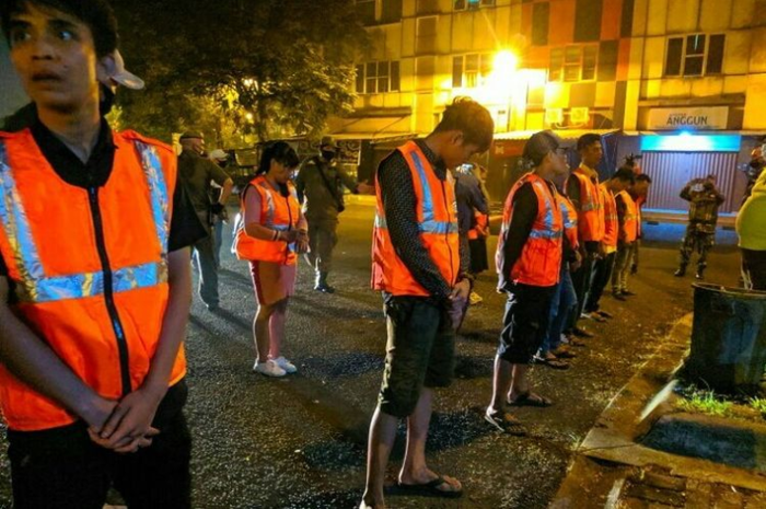 Biar Pada Jera, 12 Orang Pelanggar PSBB di Wilayah Ini Diberikan Rompi Oranye dan Hukuman