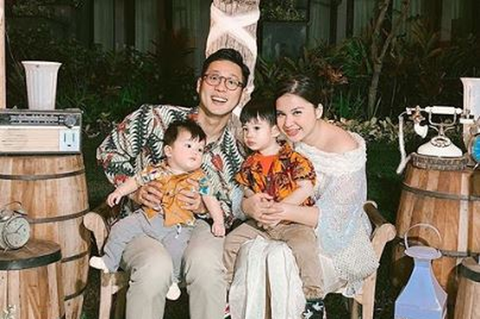 Putri Titian bersama Junior Liem dan kedua anaknya