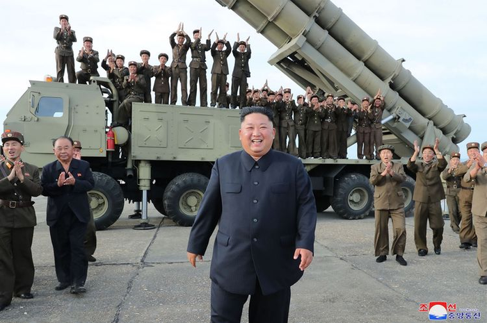 Gambar yang diambil pada 24 Agustus 2019 dan dirilis 25 Agustus oleh kantor berita Korea Utara 9KCNA) memperlihatkan Pemimpin Korut kim Jong Un merayakan uji coba senjata peluncur roket berukuran besar di lokasi yang tidak diketahui.