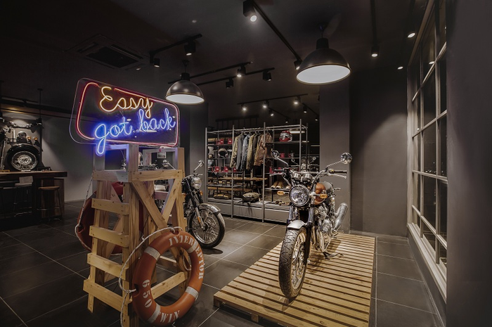 Royal Enfield membuka store baru di Jakarta dengan desain yang mewah.