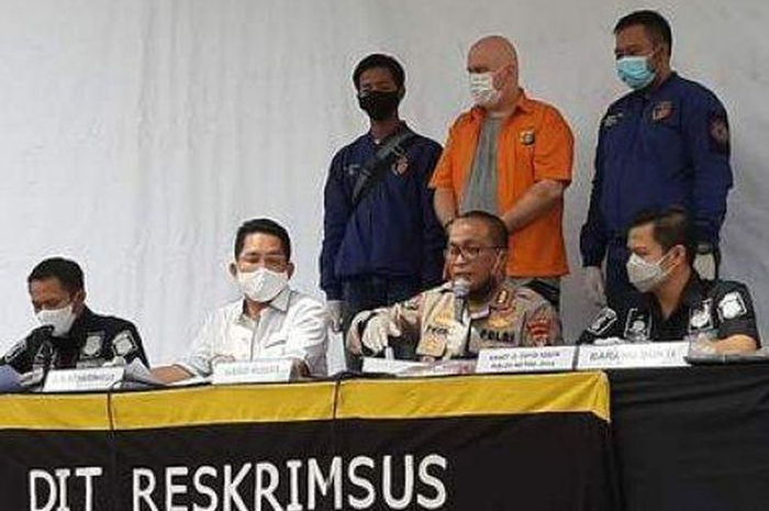 Kabid Humas Polda Metro Jaya Kombes Yusri Yunus didampingi Dirreskrimsus Kombes Roma Hutajulu, Selasa (16/6/2020), memberi keterangan pers tentang penangkapan seorang warga AS Russ Albert Medlin karena menyewa pekerja seks yang merupakan anak di bawah umur. Medlin juga kemudian diketahui merupakan buronan FBI karena kasus penipuan dan pelecehan seksual. 