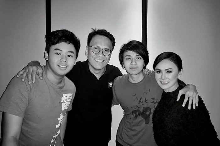 Yuni Shara bersama kedua buah hatinya dan sang mantan suami
