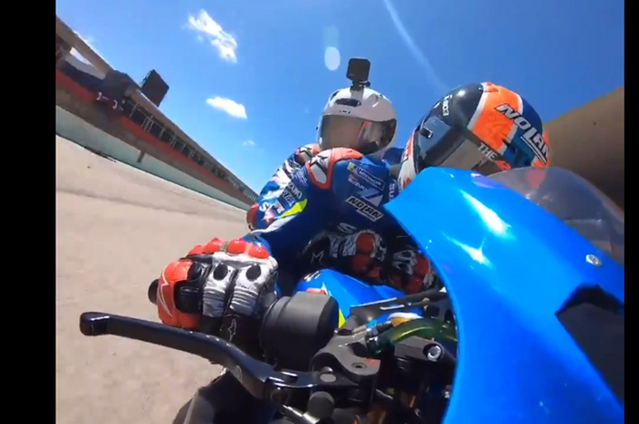 Penampakan Alex Rins jadi ojek naik GSX-R1000 di sirkuit Algarve Portimao Portugal. Gara-gara temannya pengin tahu rasanya ngerem dari kecepatan 280 km/jam ke 120 km/jam